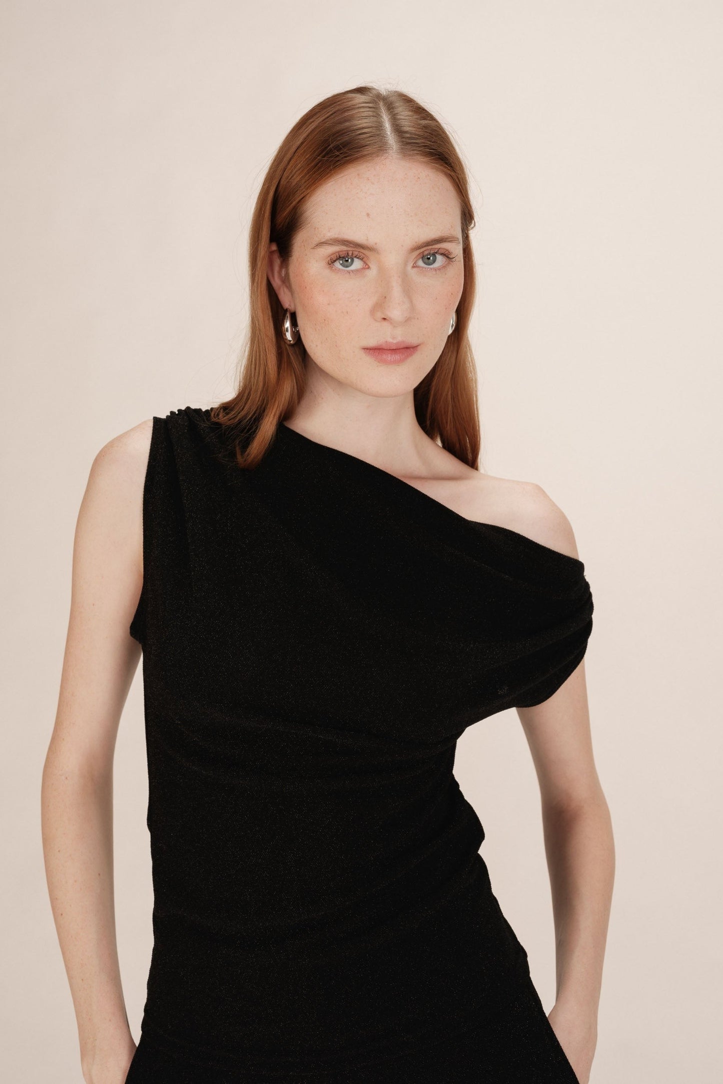 Debardeur noir asymetrique Talia vue de face – coupe drapee élégante