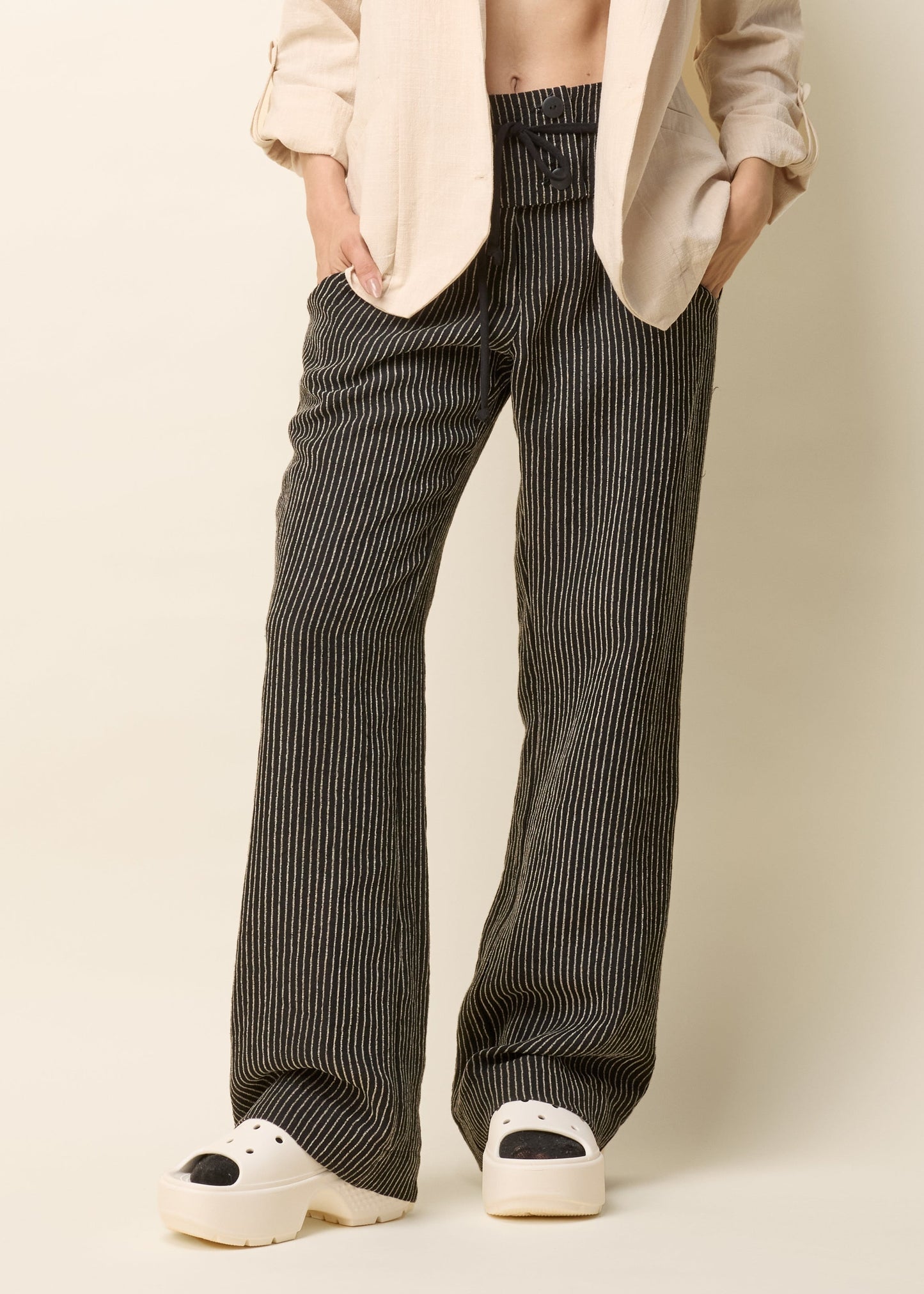 pantalon noir à rayures avec coupe évasée