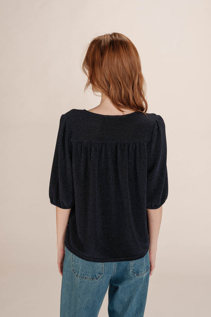 Vue arrière de la blouse bleu marine – fronces à l’empiècement dos