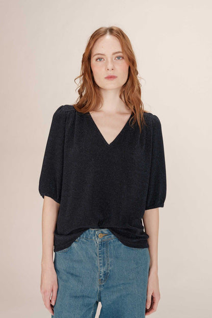 Blouse Tania bleu marine portée – coupe droite et style élégant