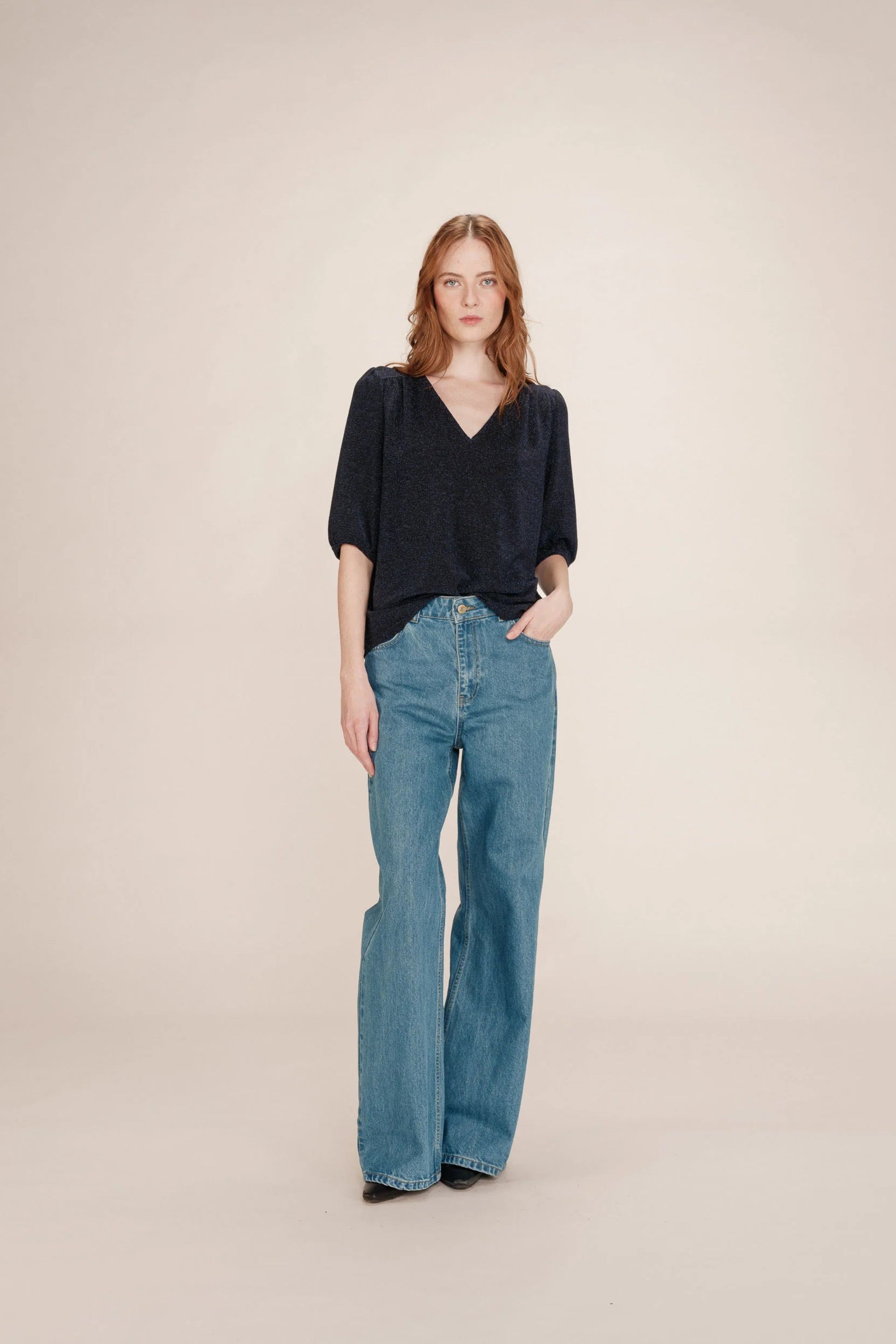 Blouse bleu marine portée avec un jean – coupe droite et encolure 