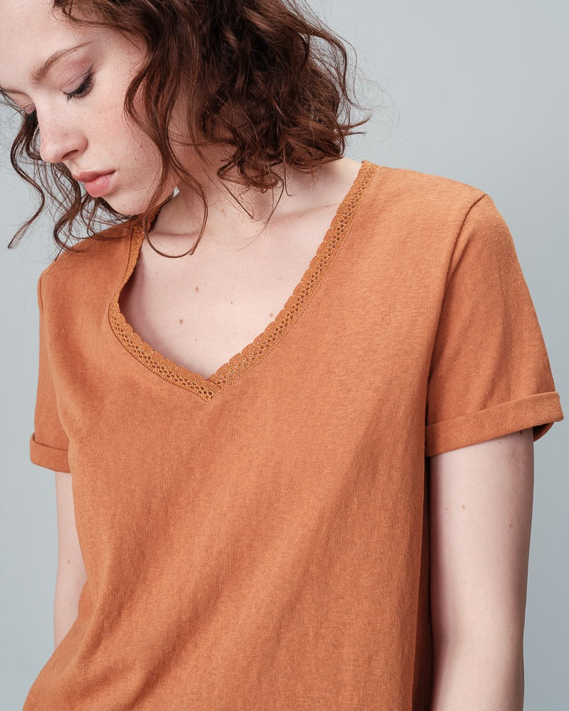 Noa Ocre t-shirt col V brillant