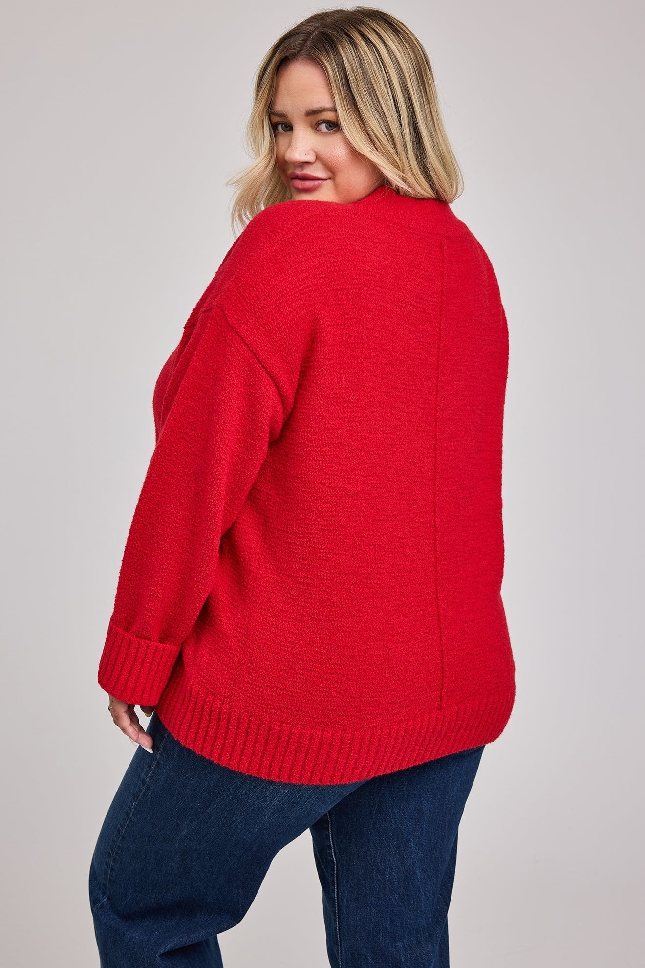 Vue de dos du pull rouge coupe oversize avec ourlet et poignets côtelés