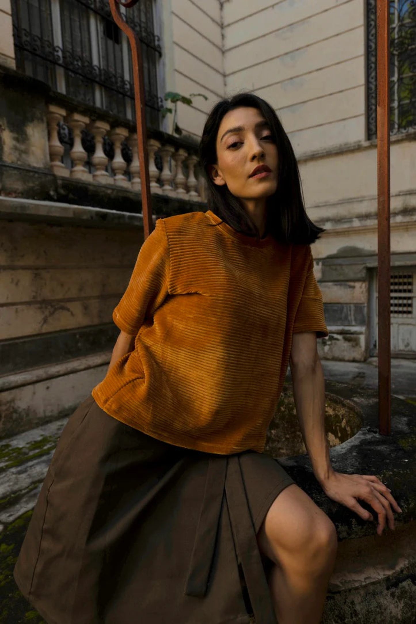 Détail du velours côtelé du T-shirt Tofino moutarde