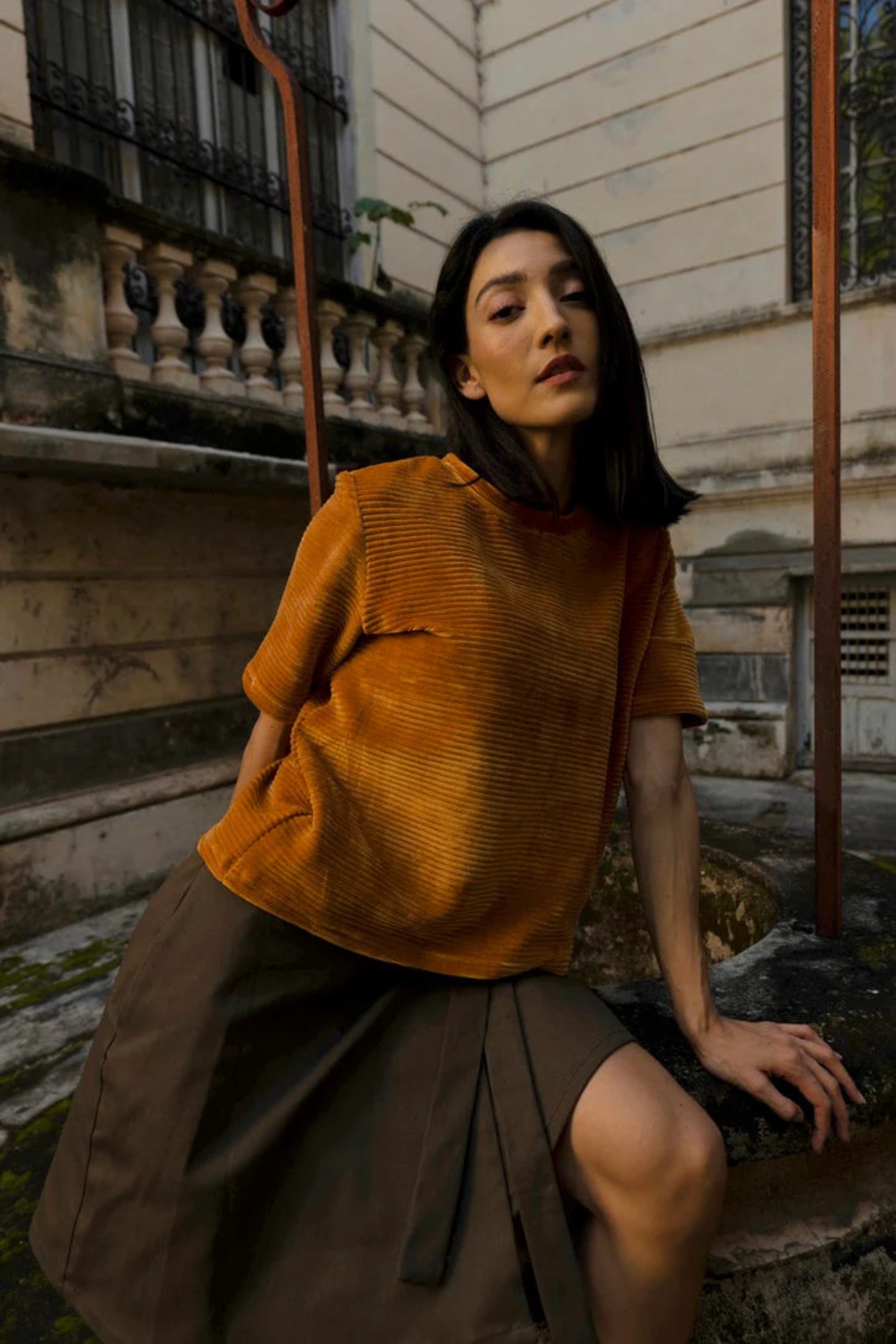 Détail du velours côtelé du T-shirt Tofino moutarde