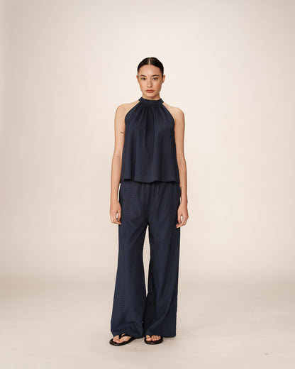Top bleu marine porté avec pantalon assorti