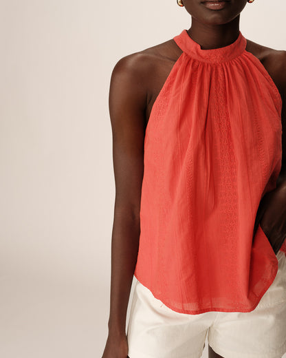 Zoom sur la broderie et les fronces du top rouge

