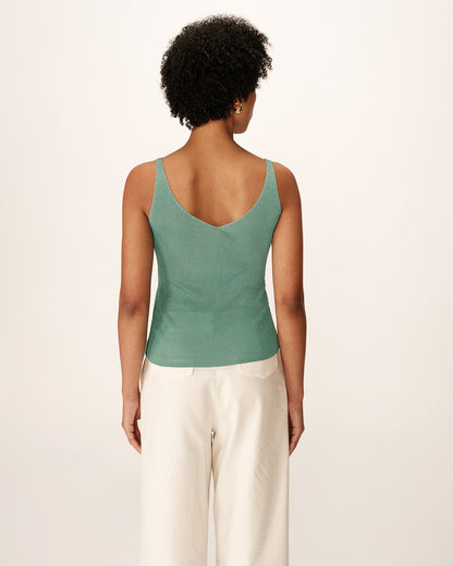 Top vert en maille porté vu de dos, coupe ajustée