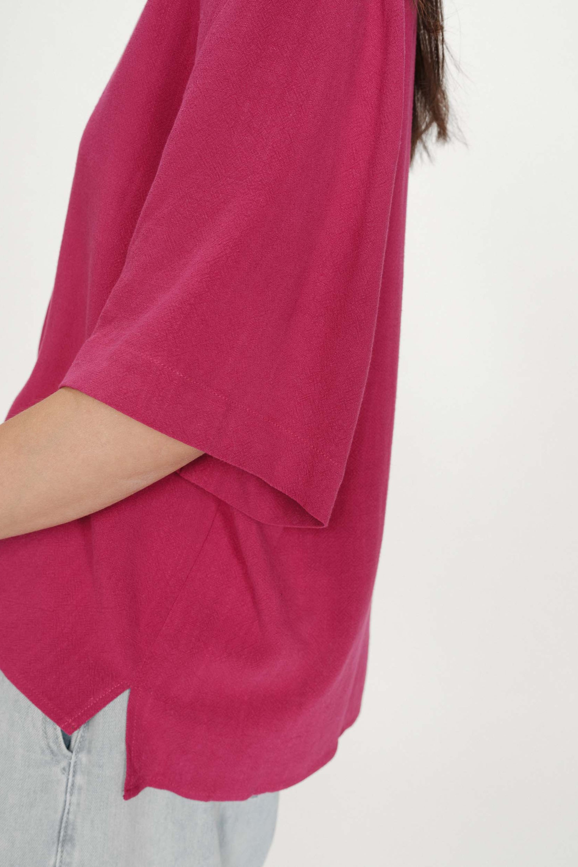 Détail du top pivoine avec manche courte fluide