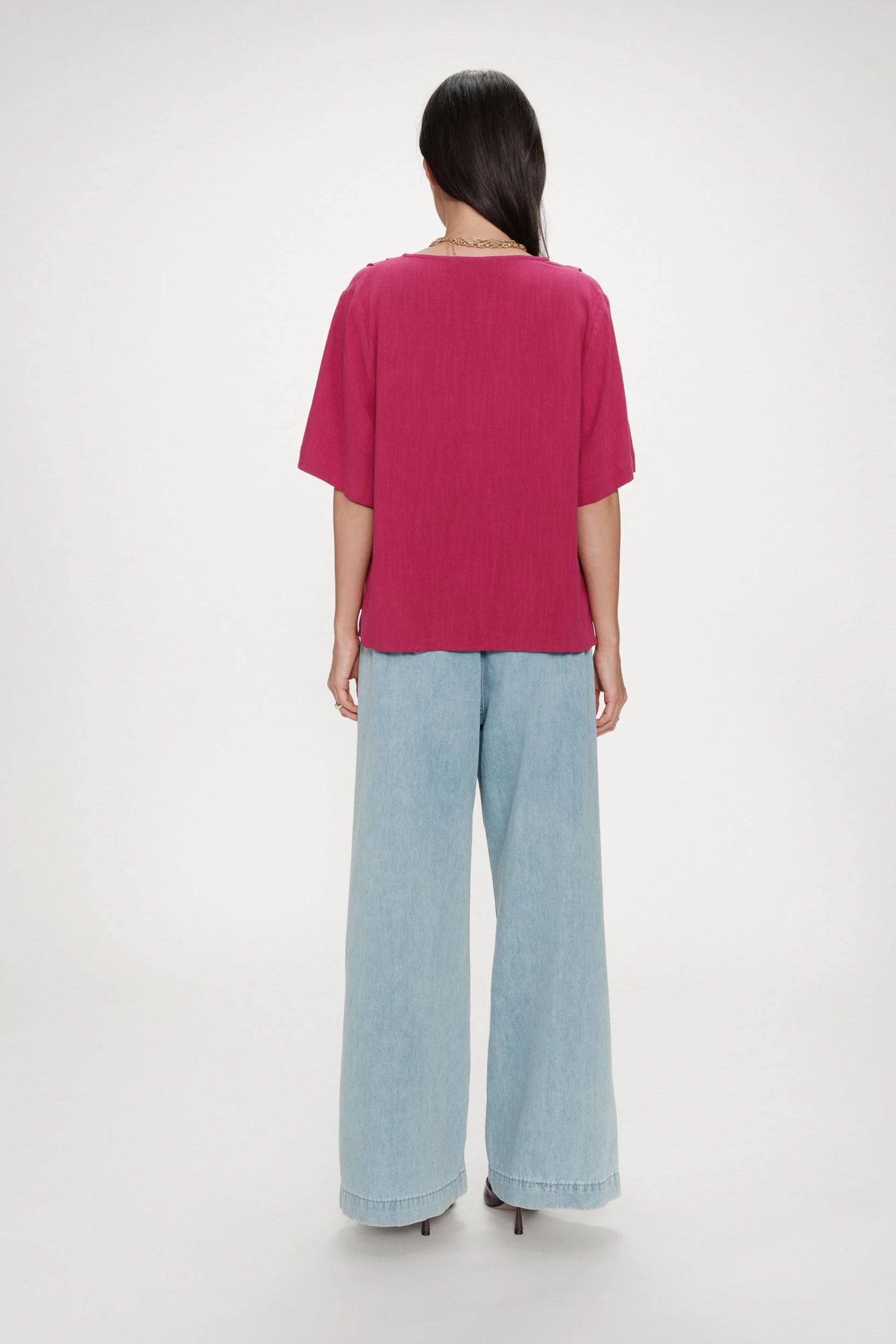 Top pivoine porté avec jean large vu de dos