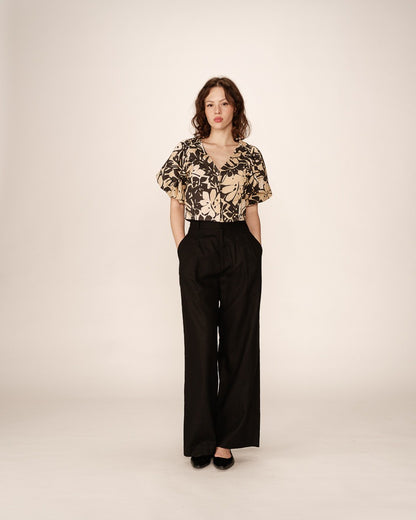 Top tropical noir et beige porté – Look stylé avec pantalon noir