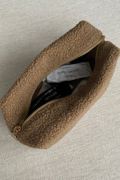 Trousse Teddy brun ouverte avec intérieur spacieux, texture bouclée douce et fermeture éclair dorée.