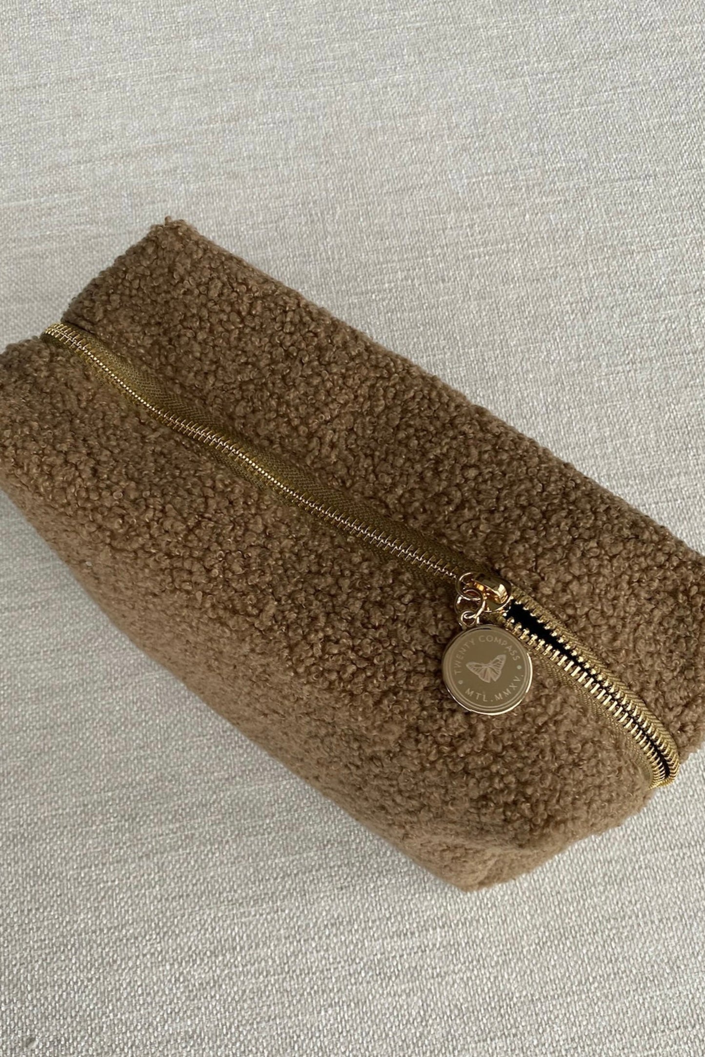 Trousse Teddy brun vue de dessus avec extérieur en coton bouclé et format pratique pour voyage ou maquillage.