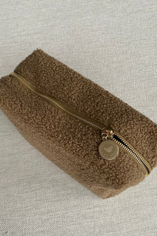 Trousse Teddy brun vue de dessus avec extérieur en coton bouclé et format pratique pour voyage ou maquillage.