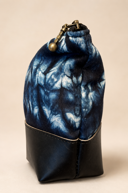 Vue de côté de la trousse Tie Dye Indigo Kazak montrant la profondeur, le tissu recyclé et la base noire contrastante.