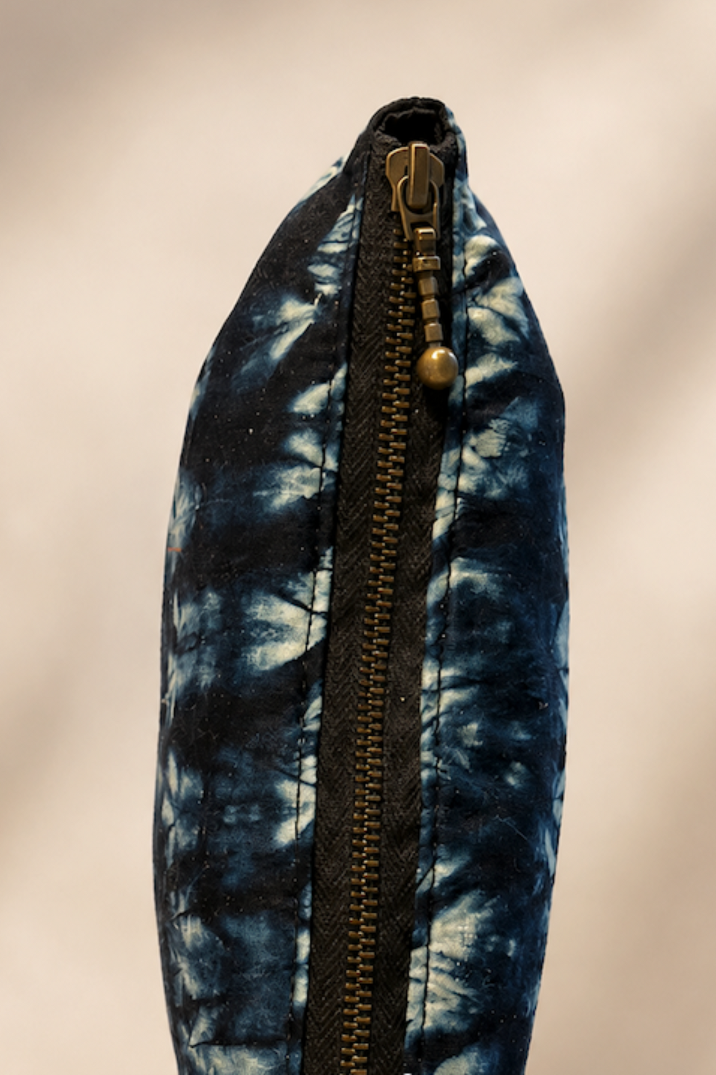 Détail de la fermeture éclair de la trousse Tie Dye Indigo Kazak avec tissu bleu indigo et tirette métallique.