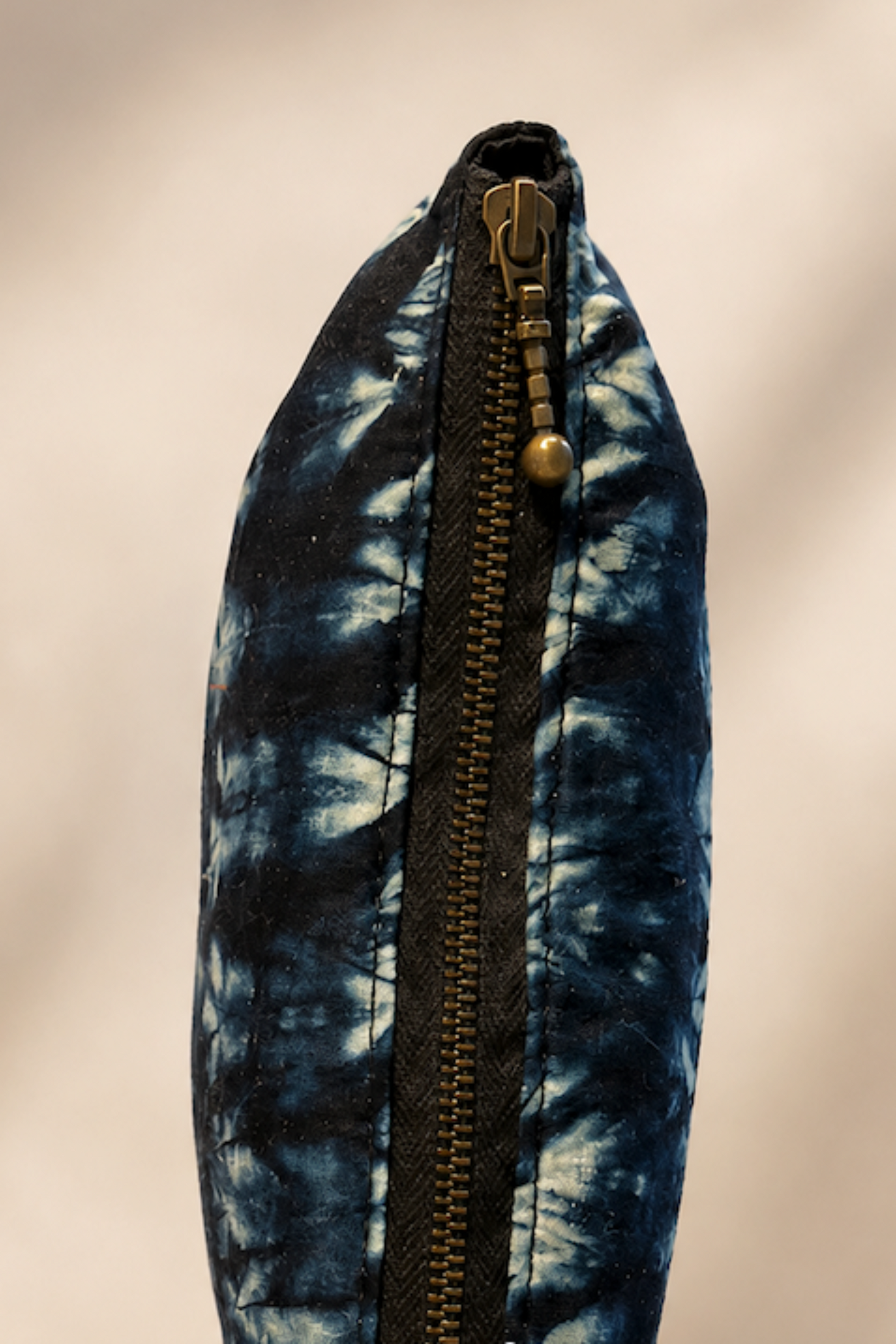 Détail de la fermeture éclair de la trousse Tie Dye Indigo Kazak avec tissu bleu indigo et tirette métallique.
