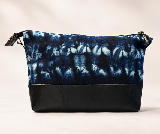 Trousse Tie Dye Indigo Kazak avec motif bleu indigo, base noire et format pratique pour voyage, maquillage ou rangement.