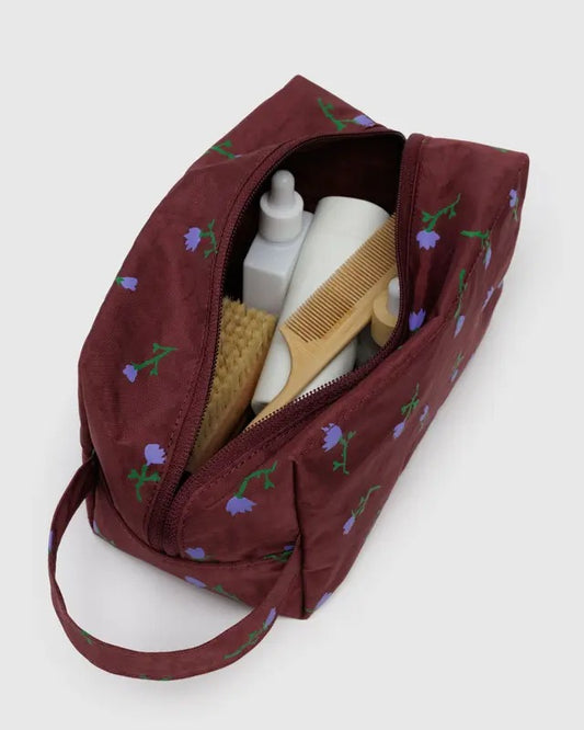 Vue intérieure de la trousse de toilette bourgogne à fleurs violettes, contenant des accessoires de soin – nylon recyclé