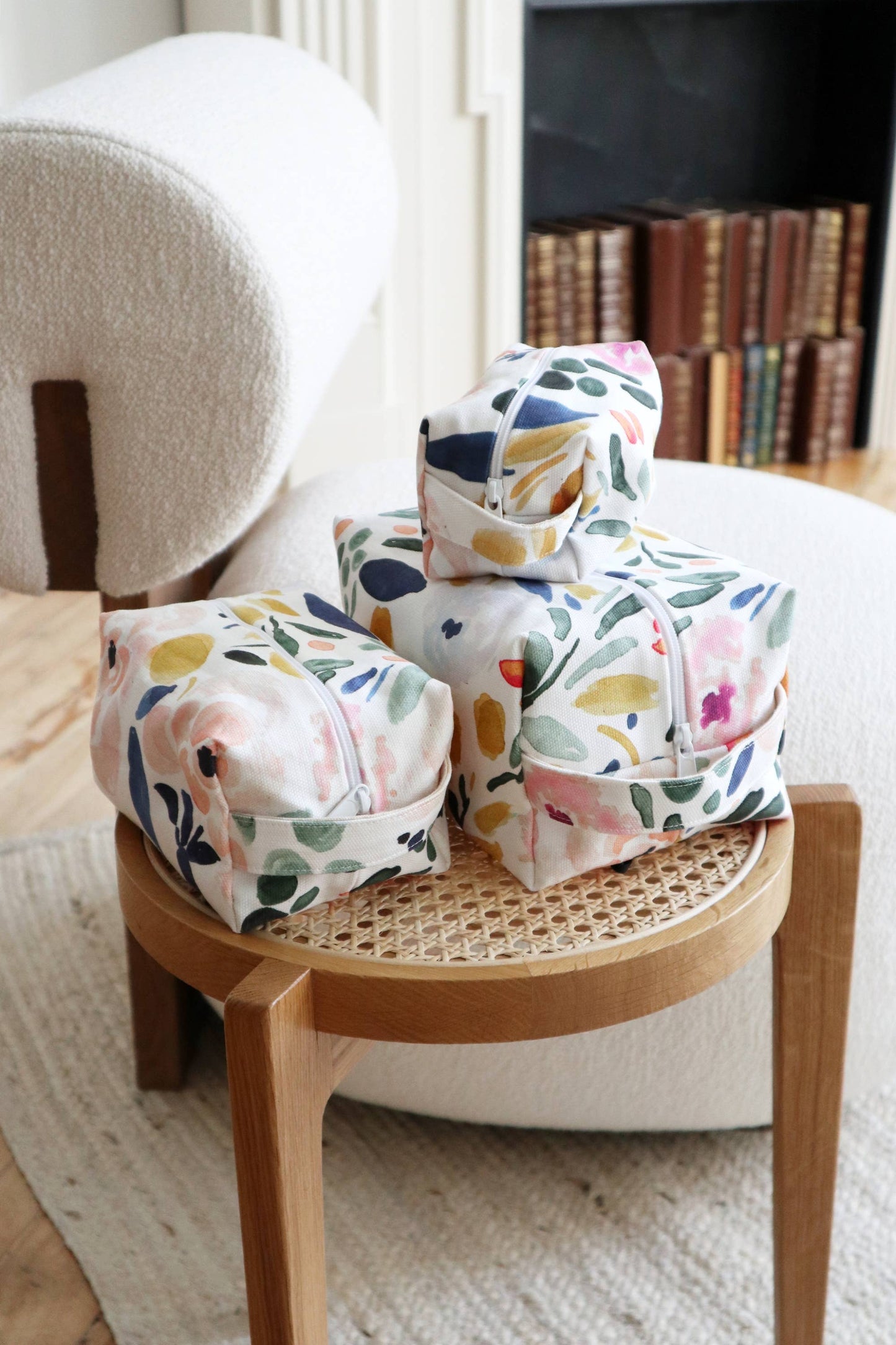 Trousse en coton bio fleuri posée sur une chaise moderne