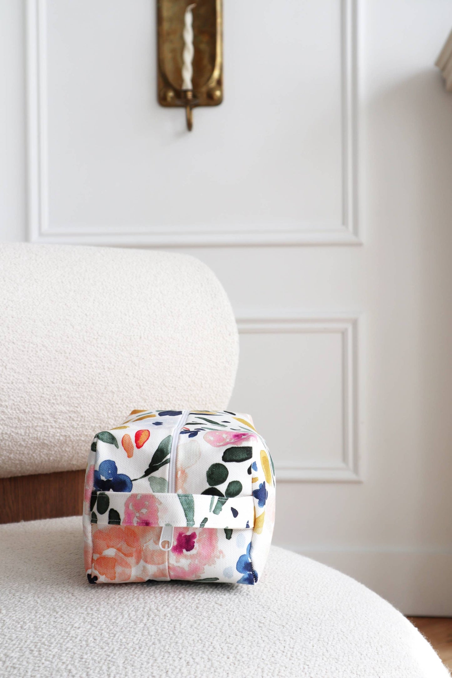 Vue de face d’une trousse artisanale mini format avec imprimé floral