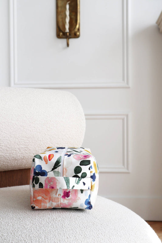 Vue de face d’une trousse artisanale mini format avec imprimé floral