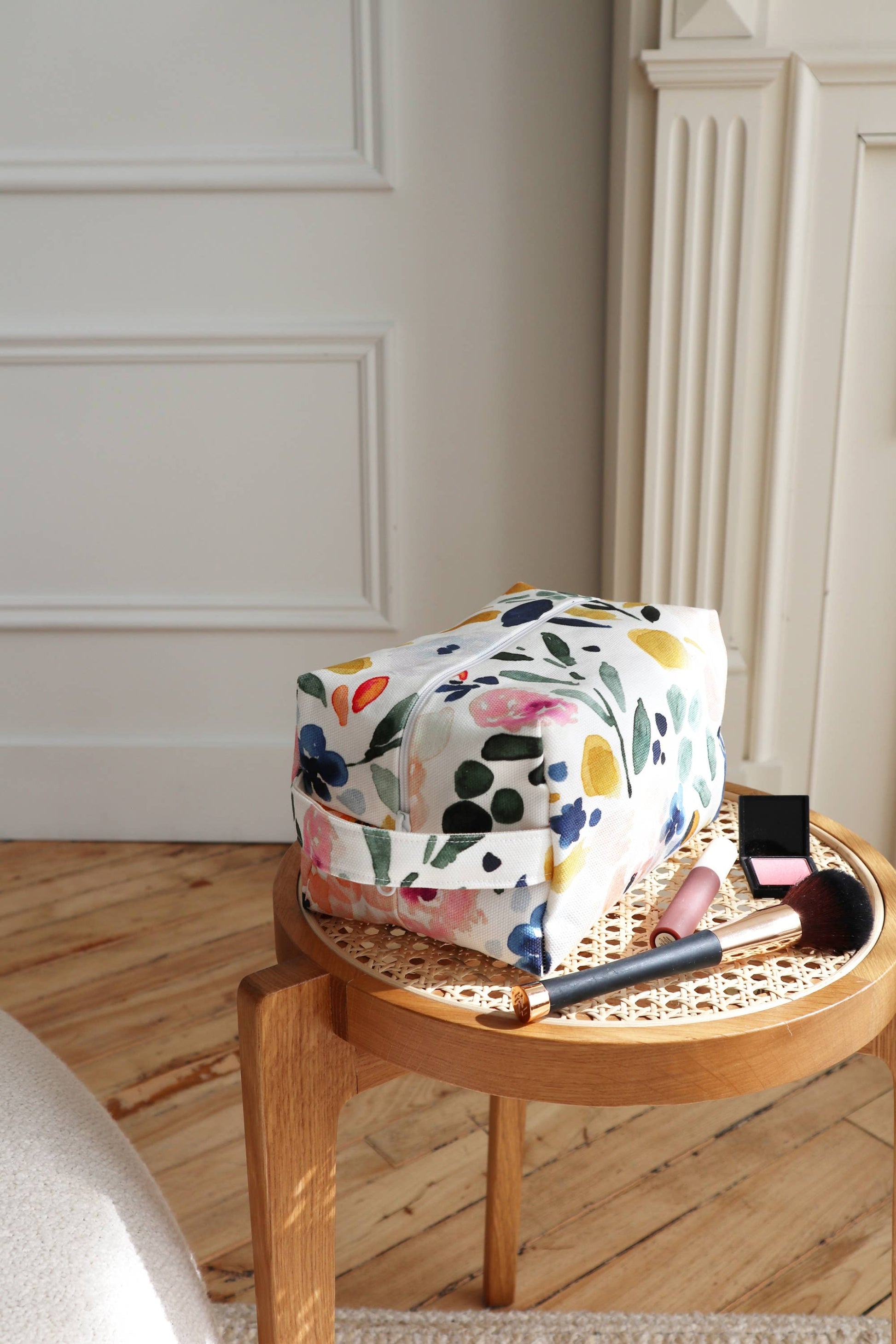 Petite trousse artisanale en coton bio avec imprimé coloré et produits de maquillage