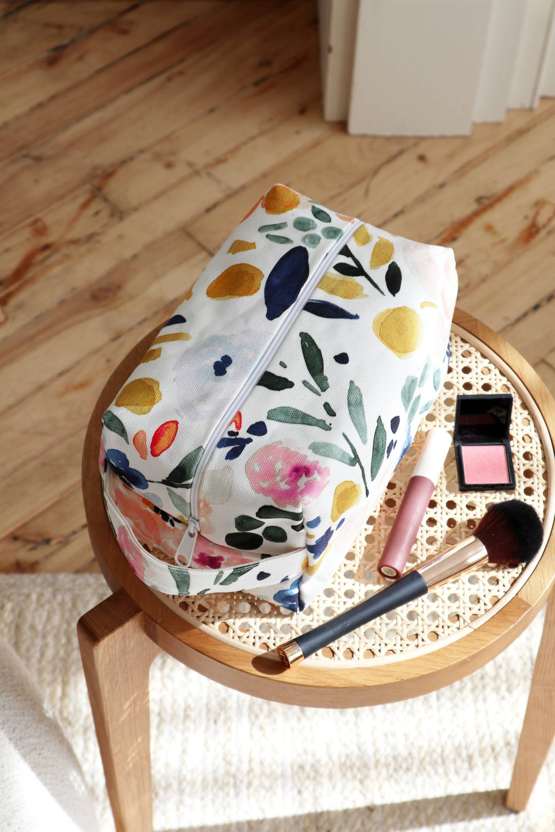 Petite trousse artisanale en coton bio avec imprimé coloré et produits de maquillage