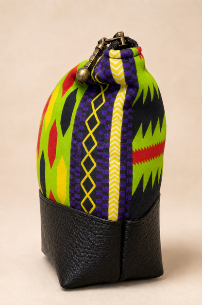 Vue de côté de la trousse Wax Fluo Noir Kazak montrant la profondeur, le tissu wax coloré et la base noire recyclée.