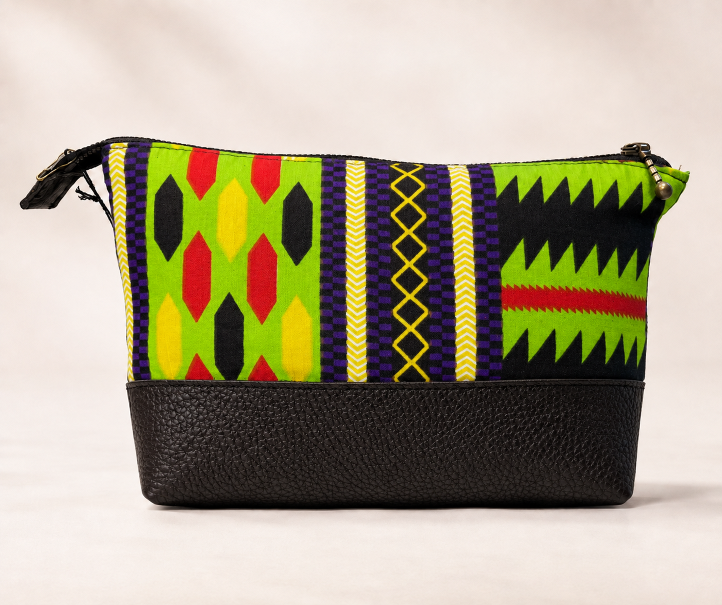 Trousse Wax Fluo Noir Kazak avec tissu coloré à motif graphique, base noire en cuir recyclé et fermeture éclair.