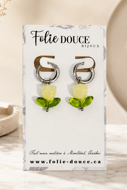 Boucles d’oreilles Tulipe jaune avec feuilles vertes présentées sur carte Folie Douce Bijoux.