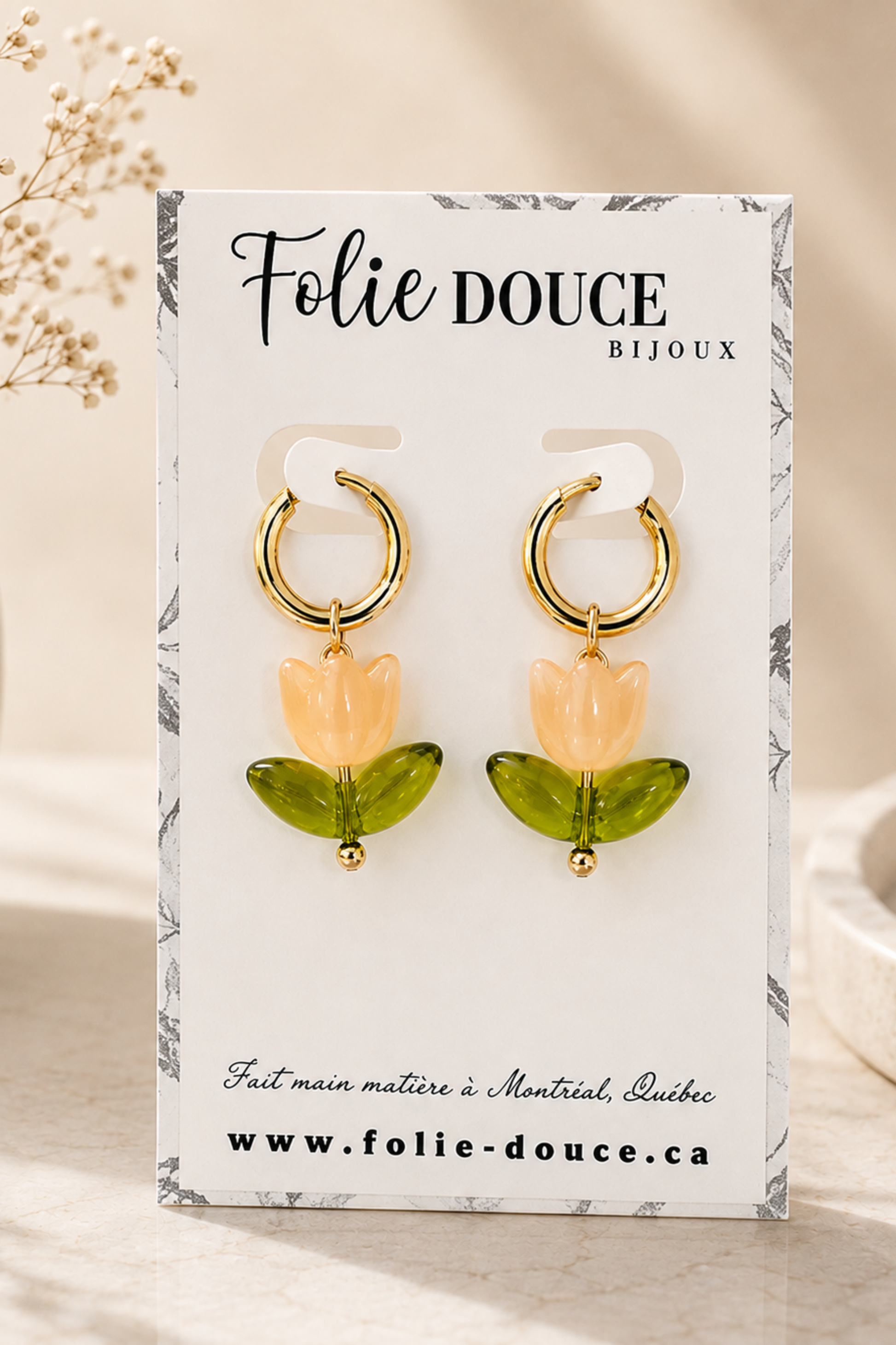 Boucles d’oreilles Tulipe couleur jaune présentées sur carte Folie Douce Bijoux avec anneaux dorés.