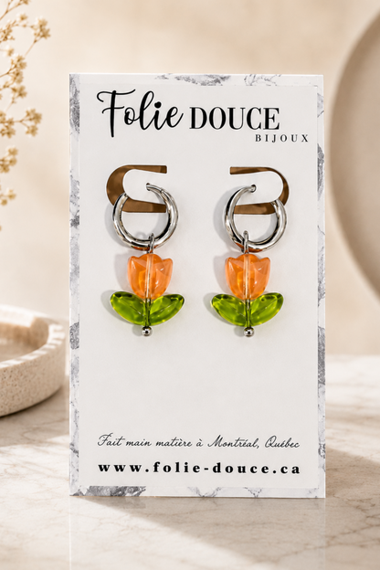 Boucles d’oreilles Tulipe orange présentées sur carte Folie Douce Bijoux avec anneaux argentés.