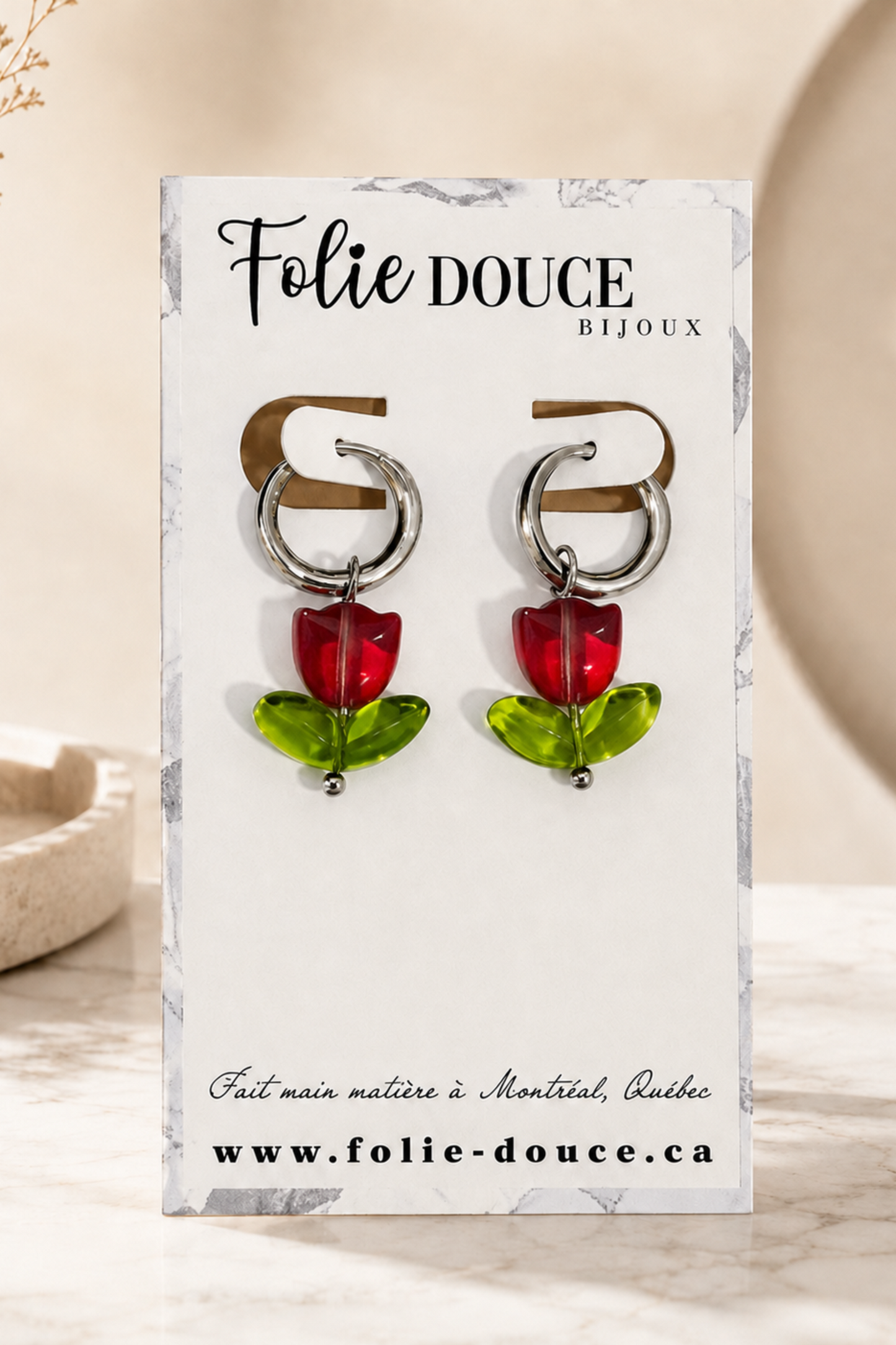 Boucles d’oreilles Tulipe rouges avec feuilles vertes présentées sur carte Folie Douce Bijoux.