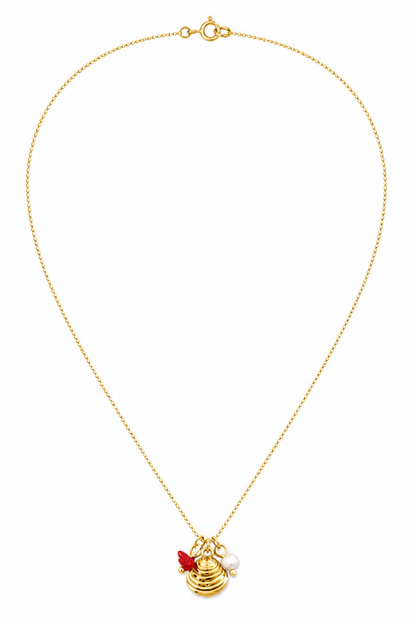 Collier Tulum Or en acier inoxydable doré avec pendentif coquillage, perle blanche et détail rouge.