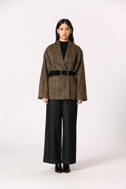 Veste Kenza camel motif chevron avec boucle élégante à la taille