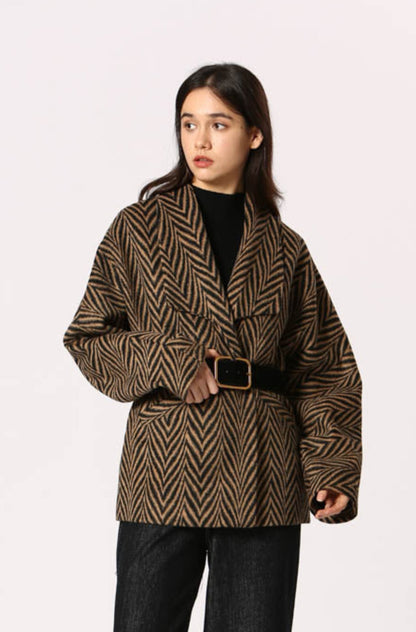 Veste Kenza camel motif chevron portée avec ceinture et pantalon denim