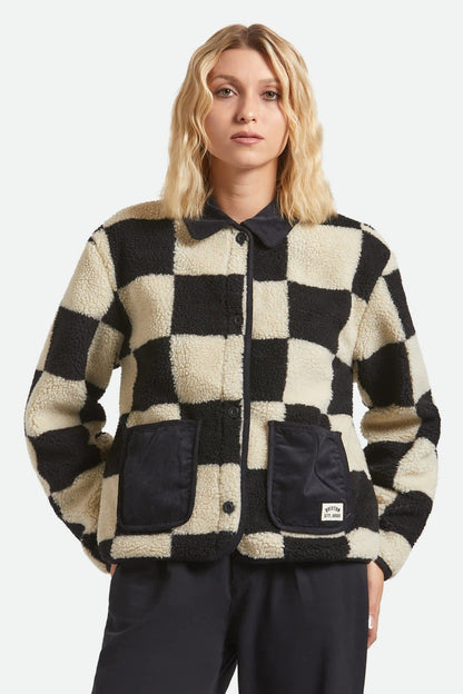 Veste Charlotte à carreaux noir et crème, coupe décontractée, portée