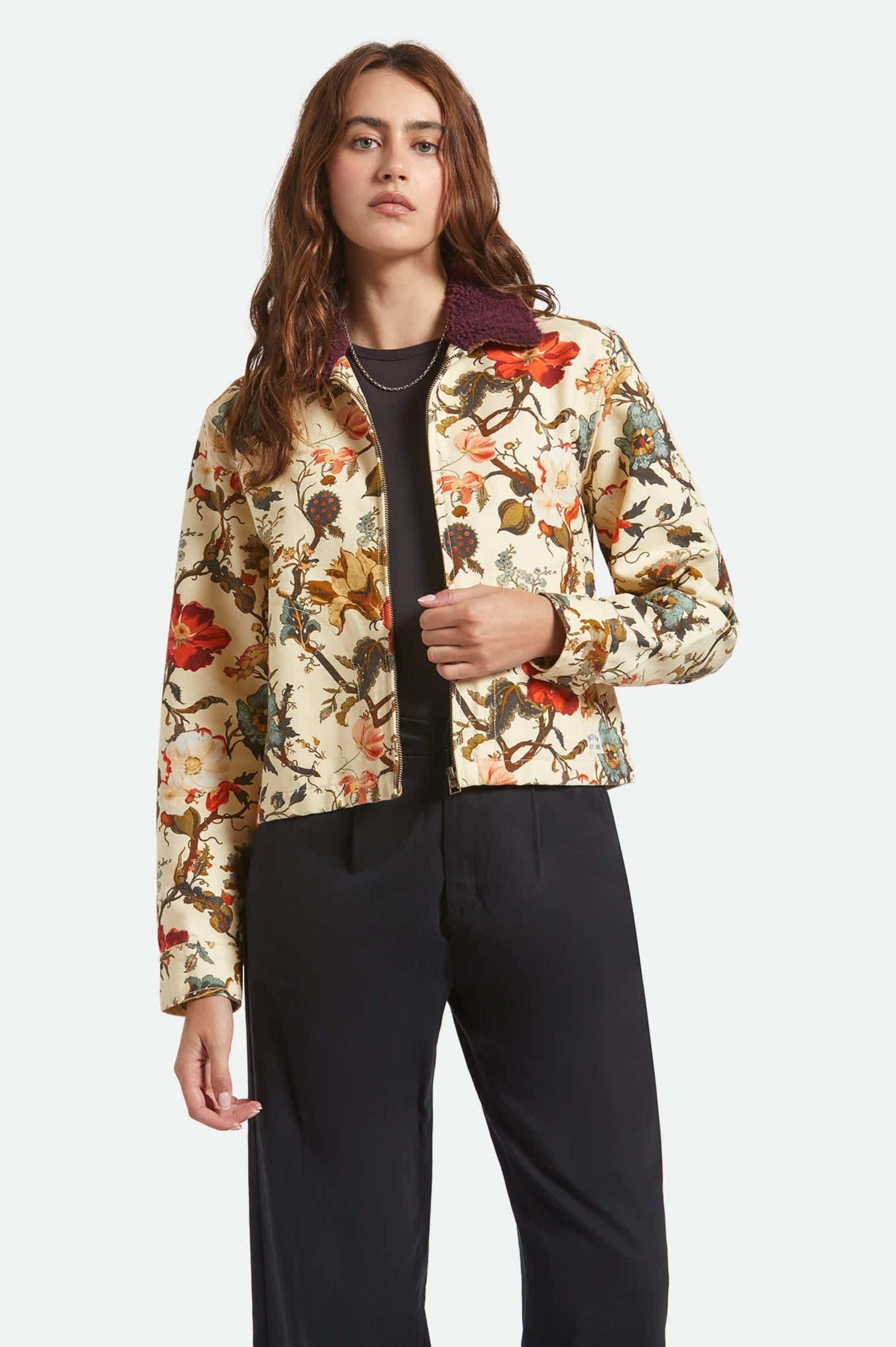 Veste Lily à fleurs colorées portée avec pantalon noir