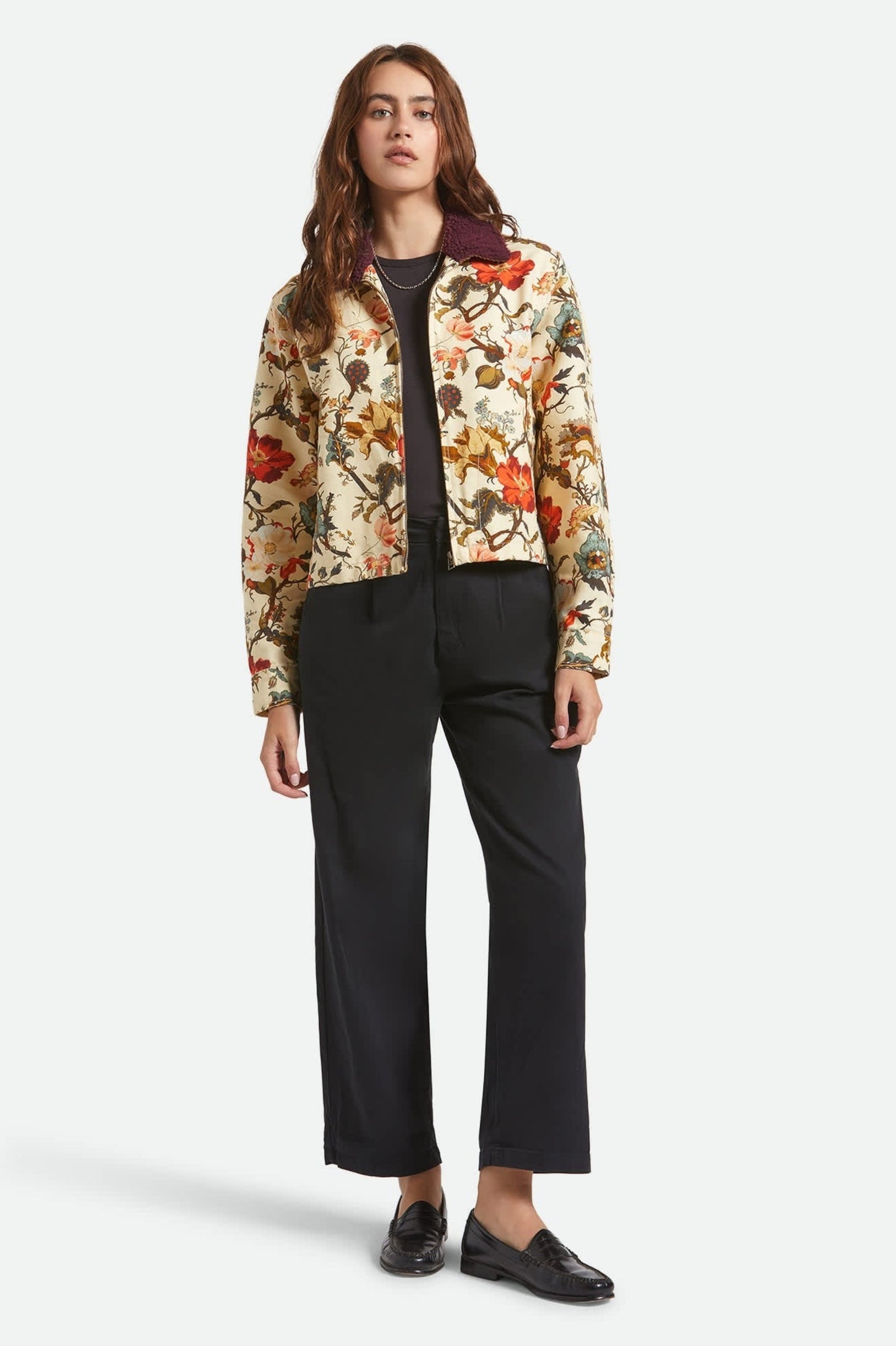 Veste Lily à fleurs colorées portée avec pantalon noir et mocassin noir