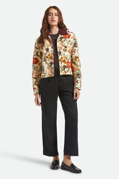 Veste Lily à fleurs colorées portée avec pantalon noir et mocassin noir