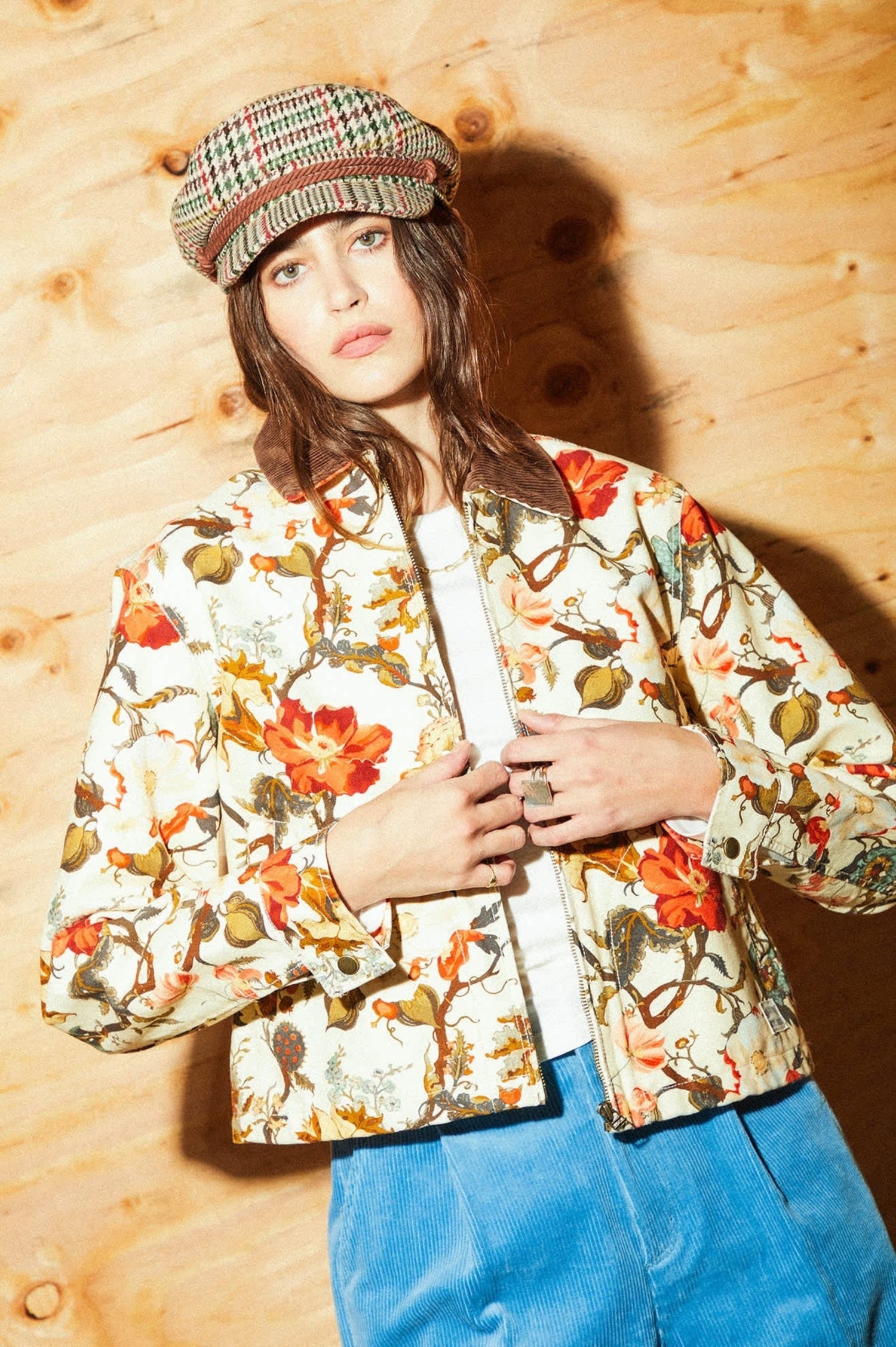 Veste Lily à fleurs colorées portée avec pantalon bleu