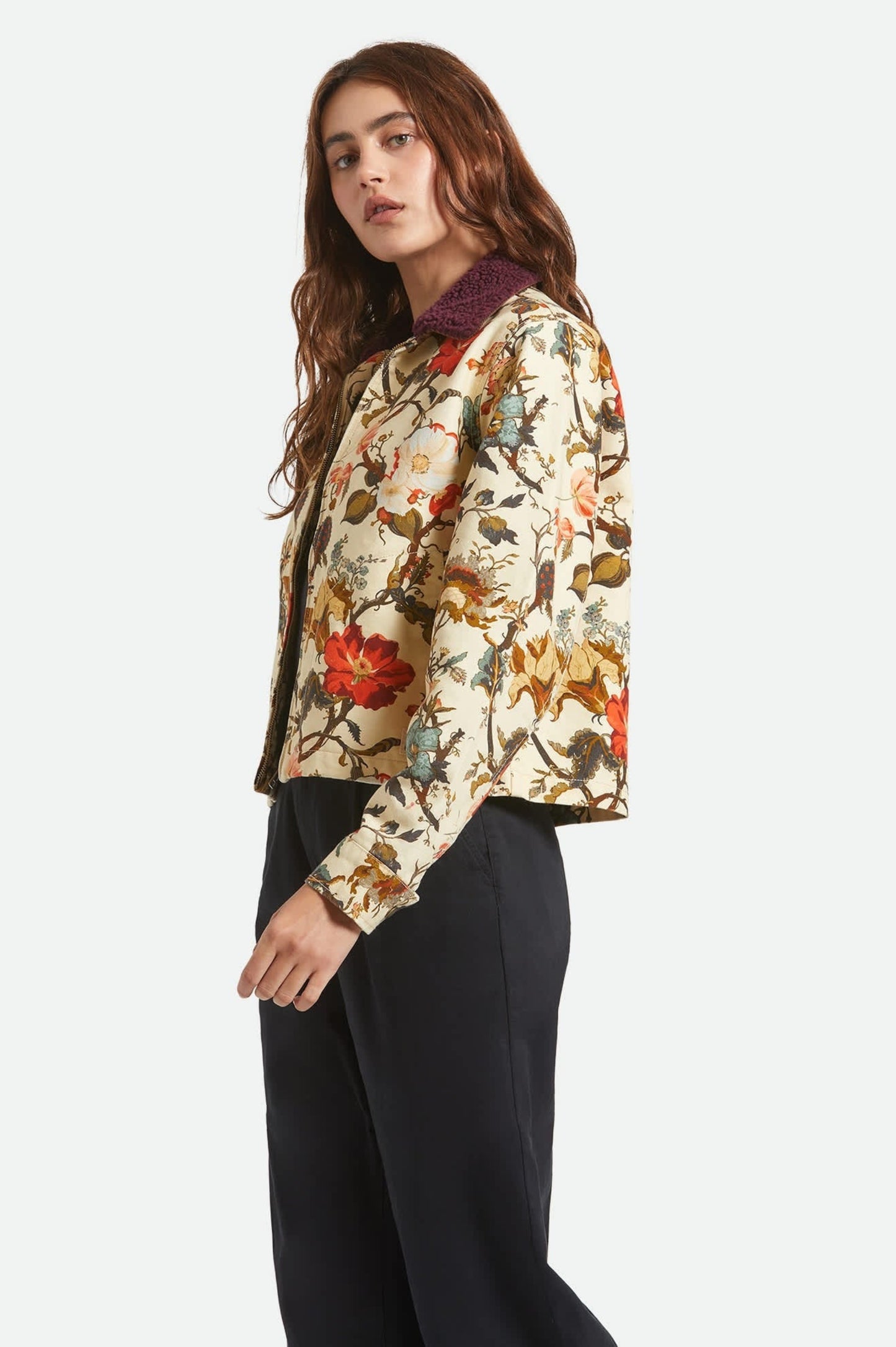 Veste Lily à imprimé floral portée, vue de profil avec col en velours chocolat