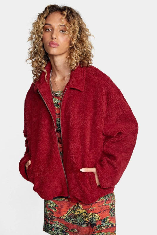 Veste sherpa légère Emilie Rouge portée de face avec fermeture éclair et col classique.