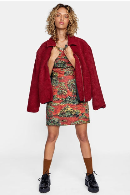 Veste sherpa légère Emilie Rouge portée dans un look complet tendance et décontracté.