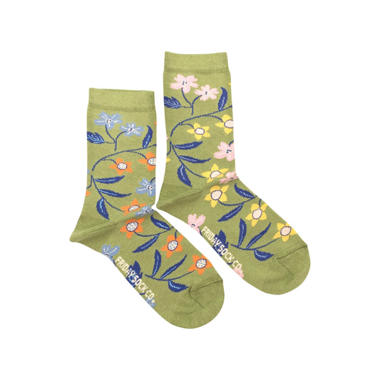 Paire de chaussettes florales vert olive à plat, ornées de fleurs colorées

