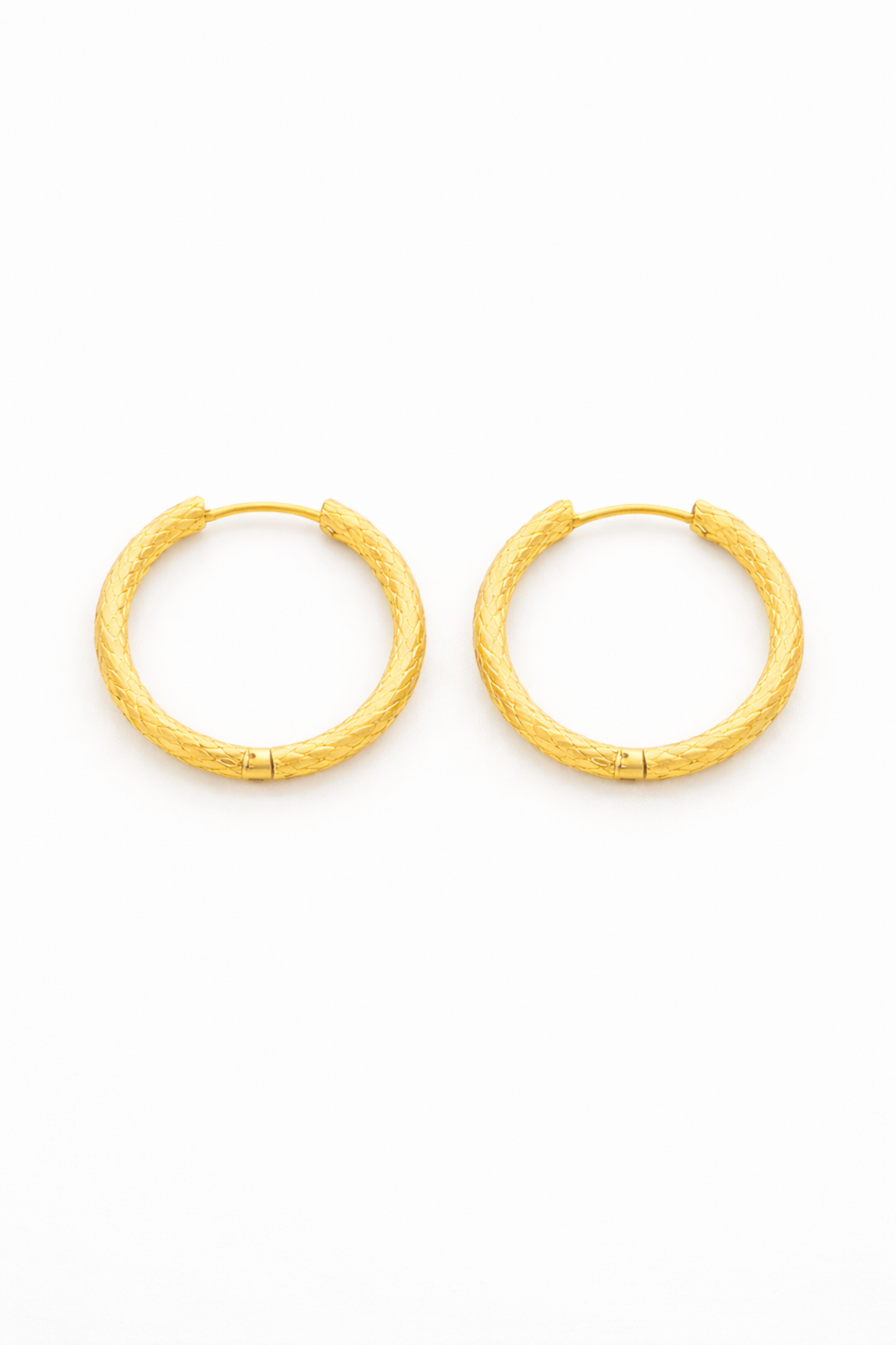 Créoles Viola portées version argent – boucles d’oreilles gravées élégantes
