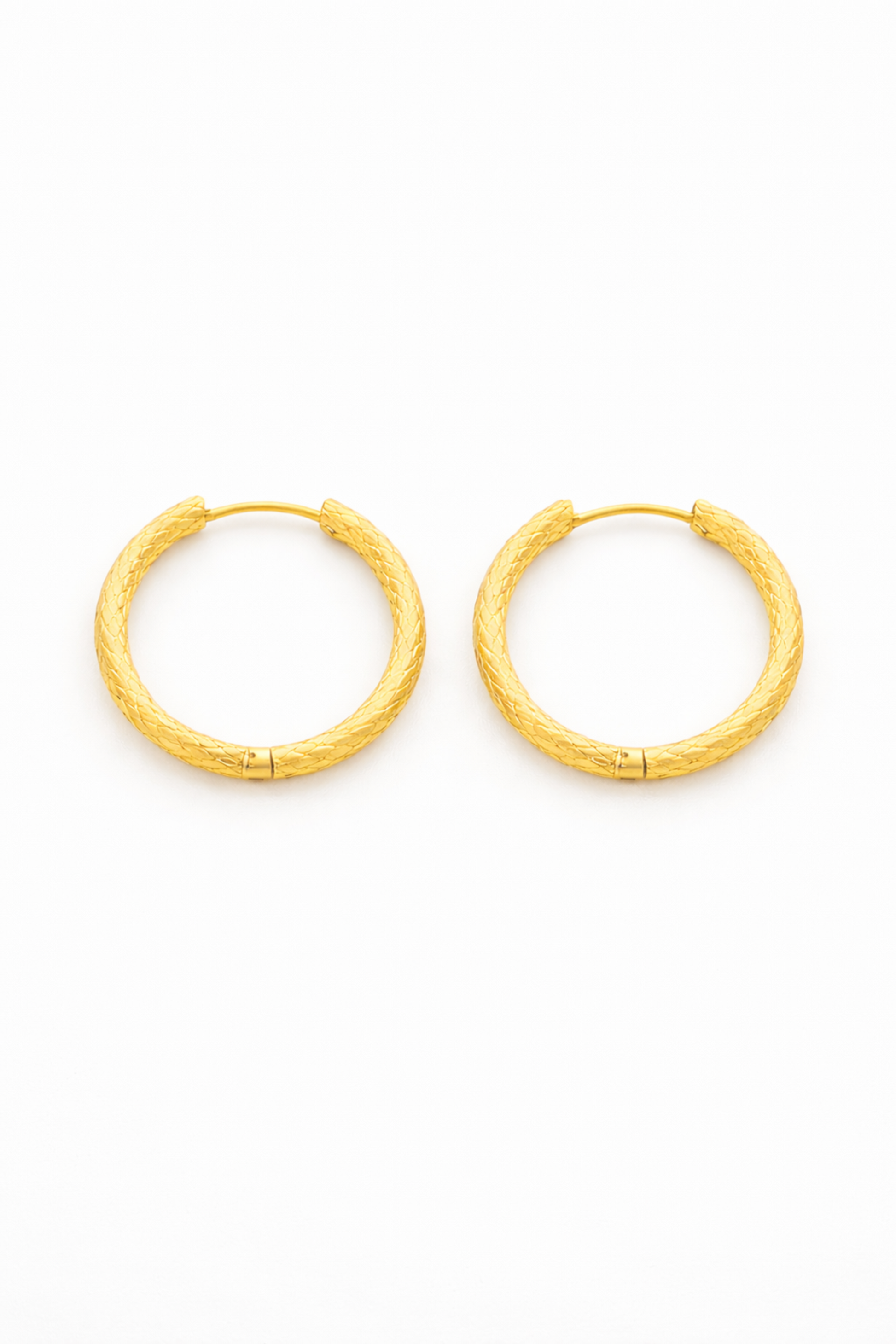 Créoles Viola portées version argent – boucles d’oreilles gravées élégantes