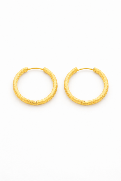 Créoles Viola portées version argent – boucles d’oreilles gravées élégantes