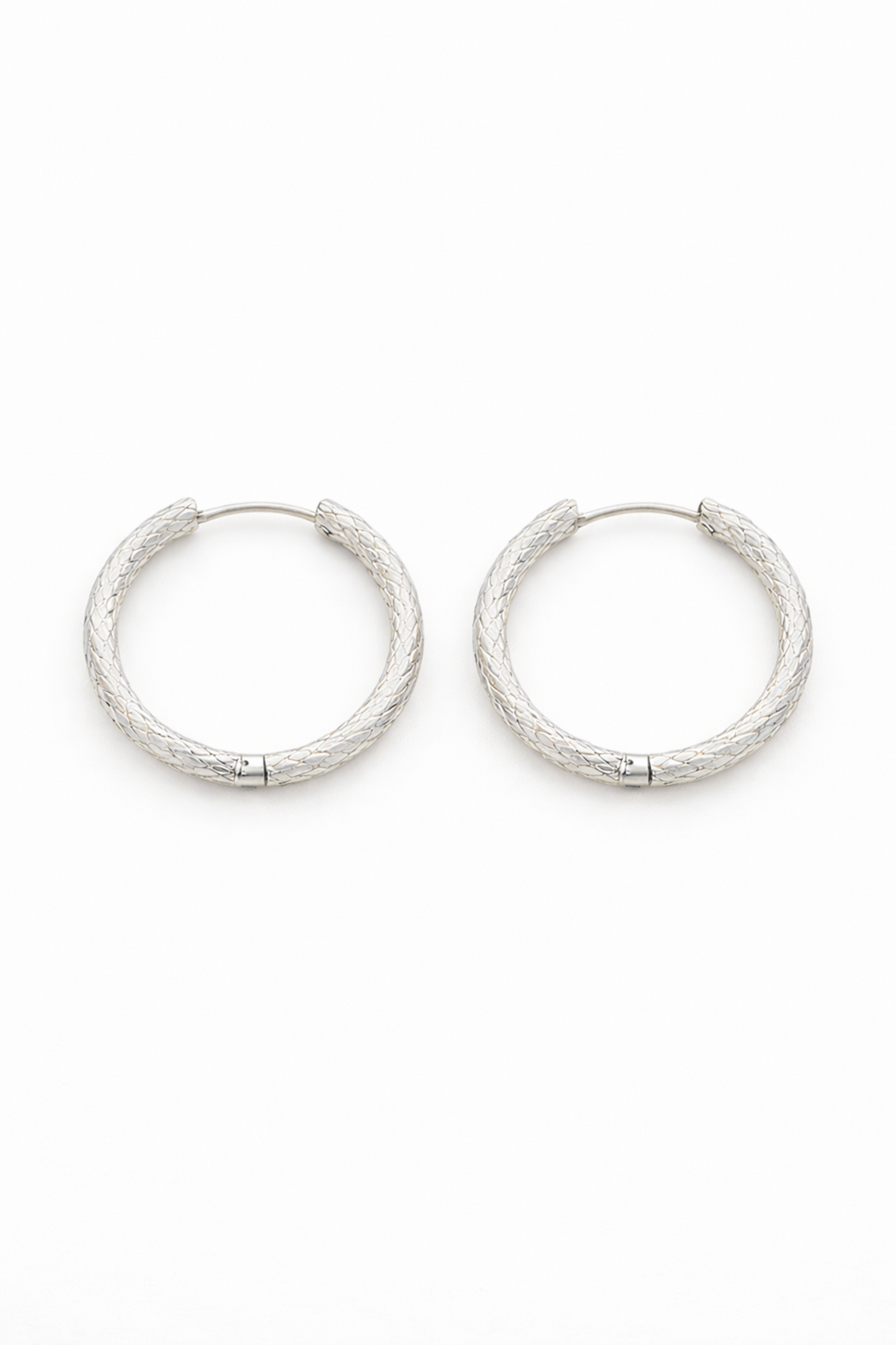 Créoles Viola portées version dorée – boucles d’oreilles gravées chic